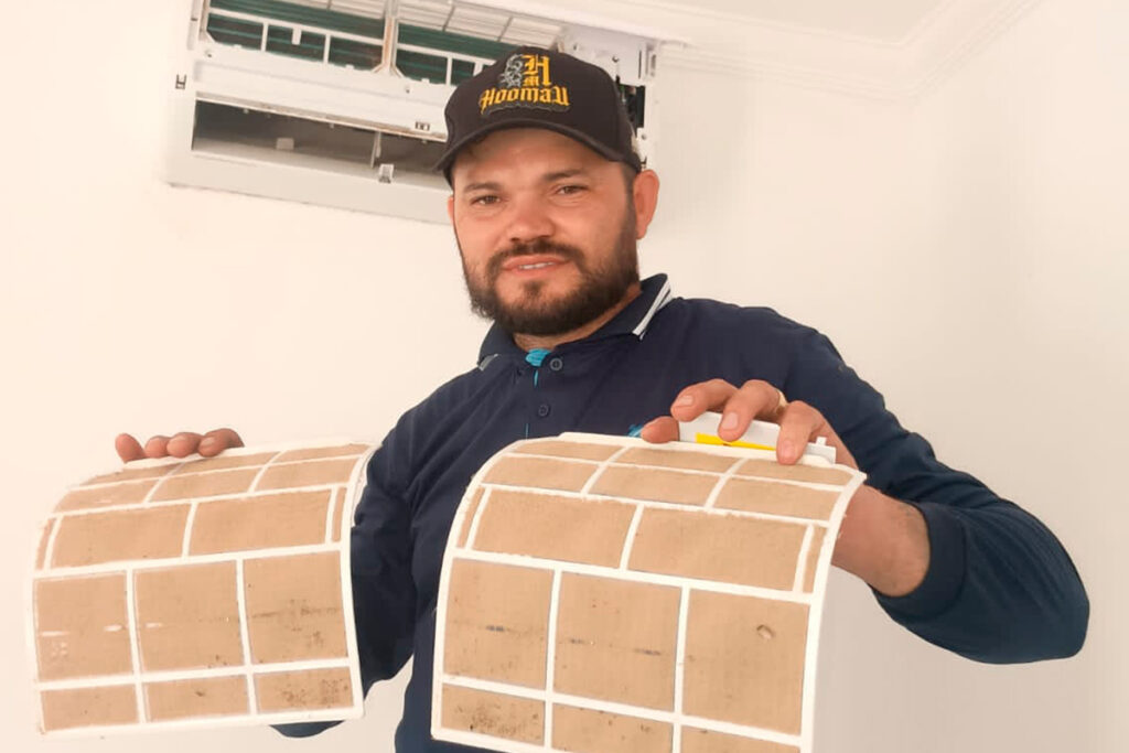 Técnico realizando manutenção preventiva em ar-condicionado split em Brasília