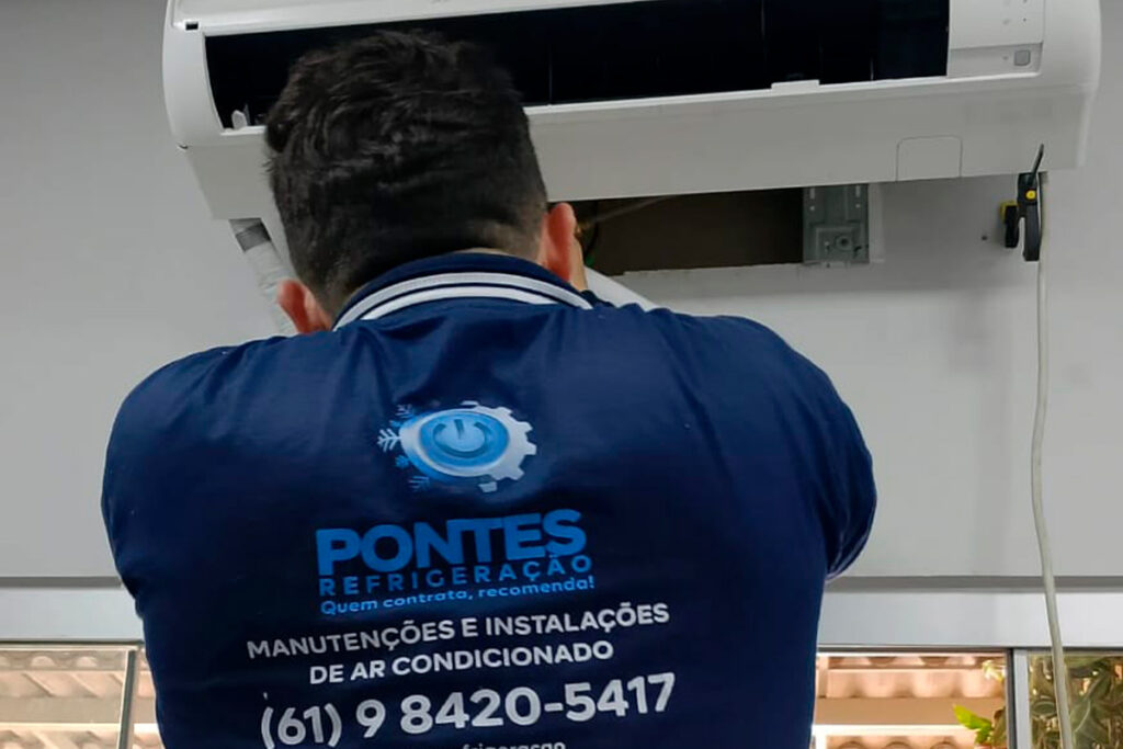 Técnico realizando conserto de ar-condicionado split em residência em Brasília