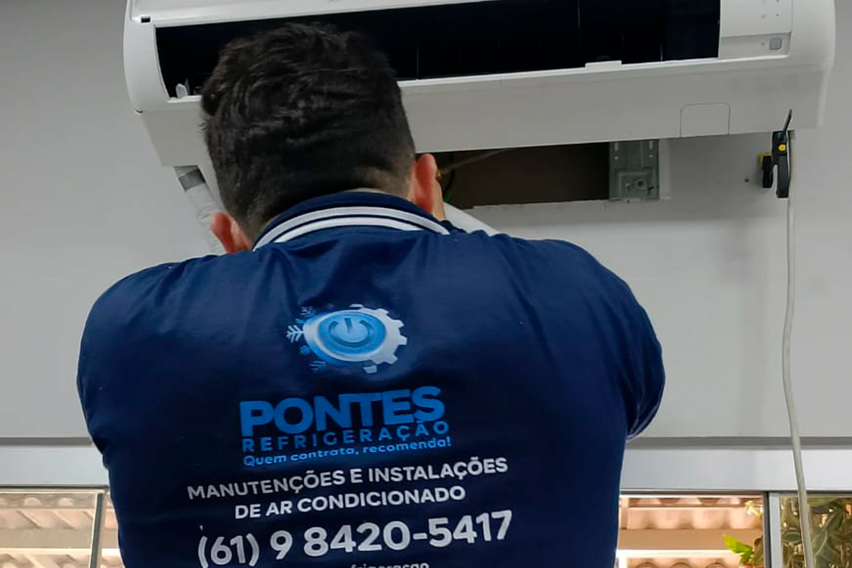 Técnico realizando conserto de ar-condicionado split em residência em Brasília